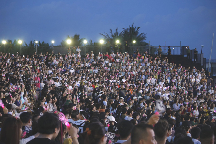 Hơn 5.000 khán giả có mặt tại Hồ Tràm nghe Mỹ Tâm hát - Ảnh: HỒ LAM