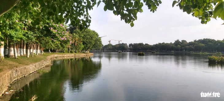 Hồ công viên sẽ được nạo vét bùn - Ảnh: ĐOÀN CƯỜNG