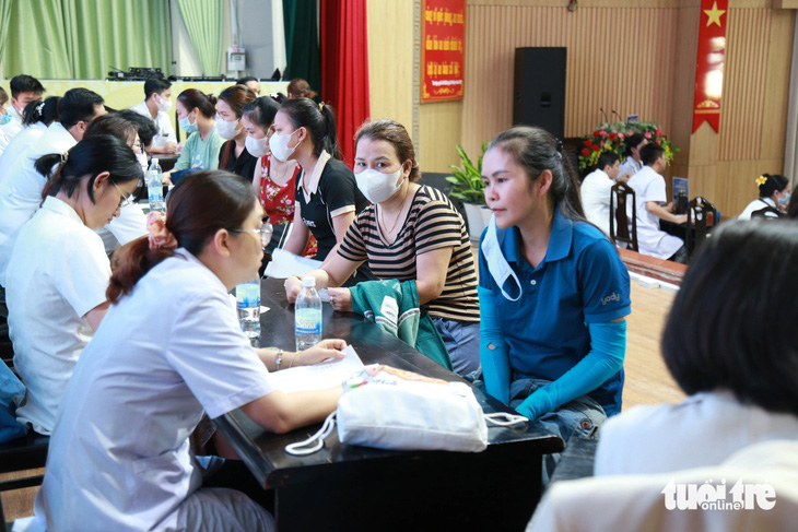 Rất đông thanh niên công nhân đến khám bệnh tại Ngày hội Thanh niên công nhân sáng 12-5 - Ảnh: ĐOÀN NHẠN