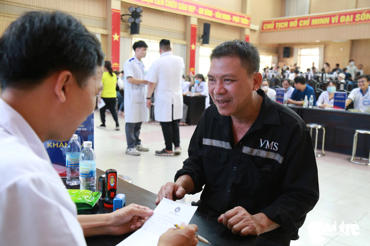 Anh Nguyễn Hữu Trung, một công nhân làm việc tại Khu công nghiệp Hòa Khánh, vừa mổ mắt và đang điều trị bằng thuốc tại nhà sau hồi phục, tuy nhiên chưa có thời gian và điều kiện tái khám. Tại ngày hội, anh được các bác sĩ tư vấn và thăm khám, kiểm tra - Ảnh: ĐOÀN NHẠN