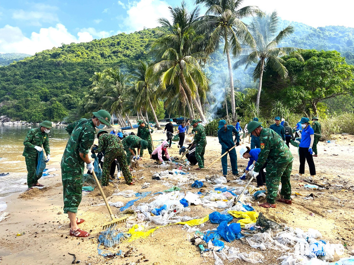Lực lượng Đồn biên phòng cửa khẩu cảng Vũng Rô phối hợp các đơn vị của thị xã Đông Hòa dọn dẹp rác ở Bãi Chính - Ảnh: NGUYỄN HOÀNG