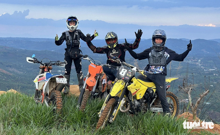 Các vận động viên dự giải đua xe mô tô địa hình Lâm Đồng mở rộng "Núi Xanh Enduro 2024" - Ảnh: L.A