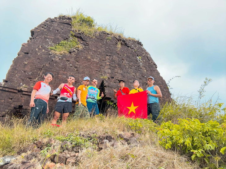 Những người leo núi Hòn Chuông chụp ảnh kỷ niệm khi leo lên đến đỉnh núi - Ảnh: Fanpage Bình Định Thông Tin