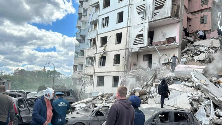 Phần cổng lối vào có độ cao bằng 10 tầng của tòa chung cư ở thành phố Belgorod đổ sập sau vụ pháo kích dữ dội sáng 12-5 - Ảnh: RIA NOVOSTI