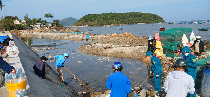 Lực lượng chức năng thị xã Sông Cầu dọn dẹp rác thải ở khu vực vịnh Xuân Đài (phường Xuân Thành) - Ảnh: Chi cục Bảo vệ môi trường tỉnh Phú Yên cung cấp