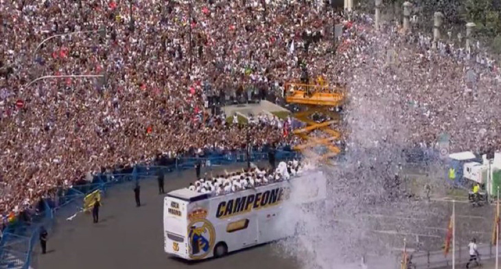 Chiếc xe buýt chở đội Real Madrid diễu hành trong sự chứng kiến của hàng trăm ngàn người - Ảnh: Getty