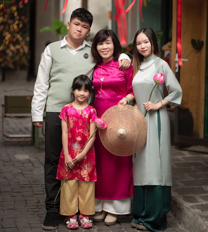 Quang Minh, Huyền Vi và mẹ - Ảnh: NVCC