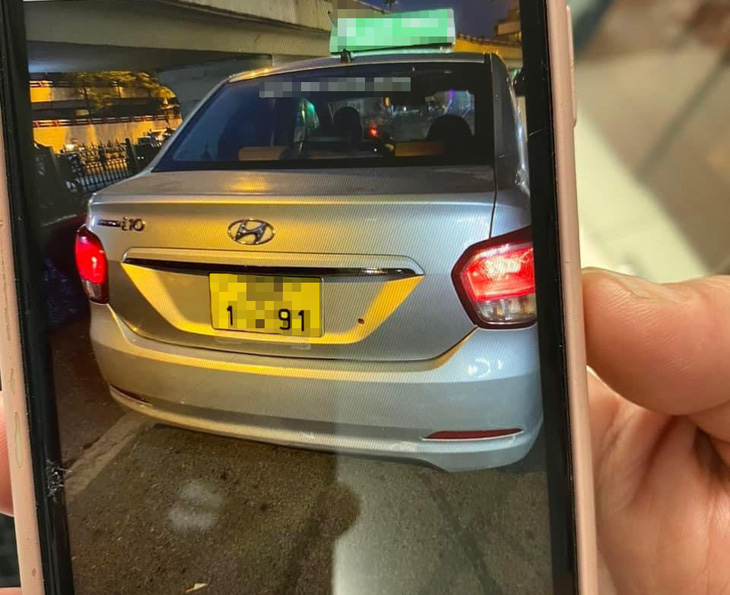 Chiếc taxi nghi 'chặt chém' 2 du khách nước ngoài - Ảnh: Nhân vật cung cấp 