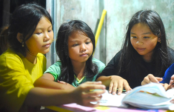 Các em nhỏ trong làng hớn hở tập trung học bài theo nhóm từ khi có điện