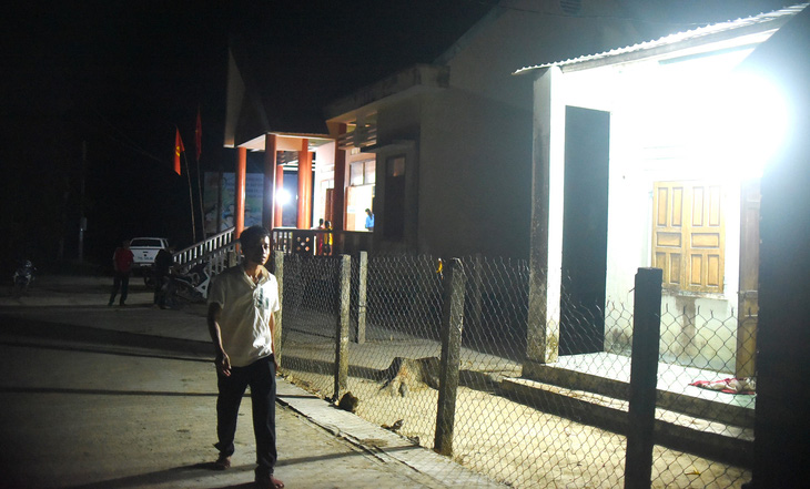 Từ khi có điện, việc đi lại trong đêm tại làng Canh Giao trở nên thuận tiện hơn  rất nhiều
