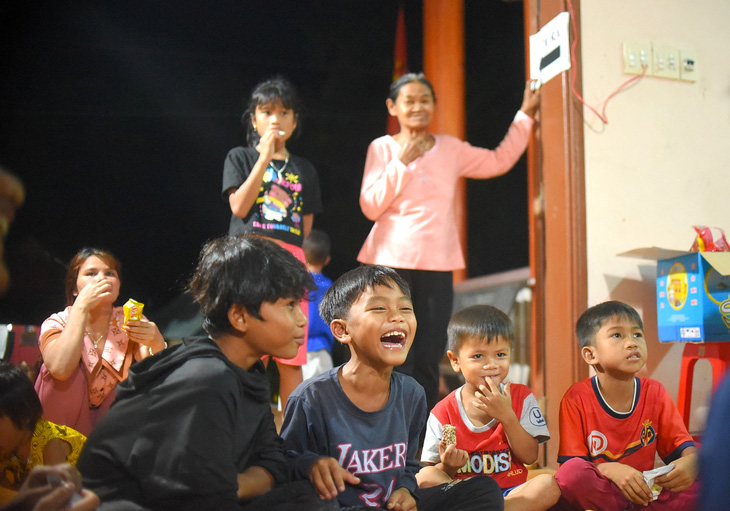 Có điện, trẻ em và người lớn thường xuyên đến nhà văn hóa của làng để vui chơi nhiều hơn. Đây cũng là sân chơi duy nhất của làng