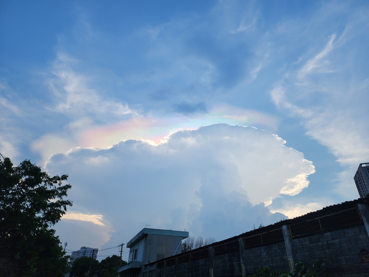 Mây ngũ sắc nhìn từ TP Thủ Đức - Ảnh: MINH HÒA