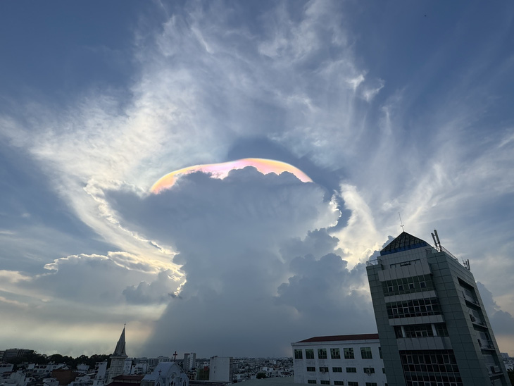 Hình ảnh mây ngũ sắc xuất hiện trên bầu trời khu vực quận Gò Vấp, TP.HCM - Ảnh: HUỲNH PHÚ VINH