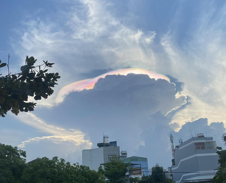 Lớp mây ngũ sắc là phần rìa mỏng của đám mây, phía sau là mặt trời - Ảnh: MINH HÒA