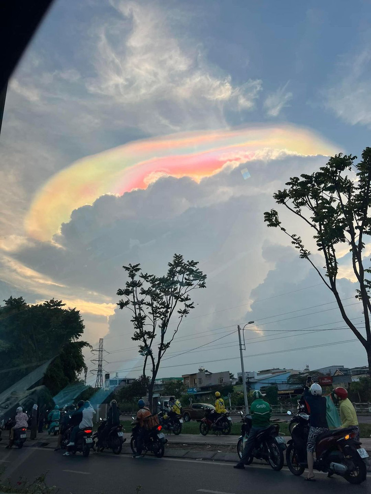 Nhiều người thích thú với áng mây ngũ sắc xuất hiện ở TP.HCM đã dừng xe để chụp ảnh - Ảnh: Facebook nghệ sĩ Hồng Vân