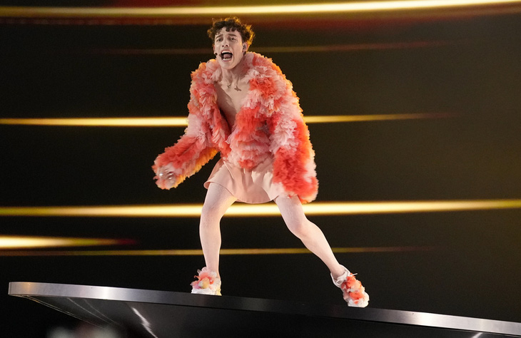 Ca sĩ Nemo trên sân khấu Eurovision