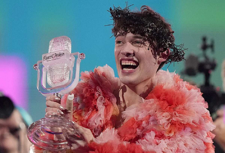 Ca sĩ Nemo của Thụy Sĩ đã giành chiến thắng Eurovision Song Contest