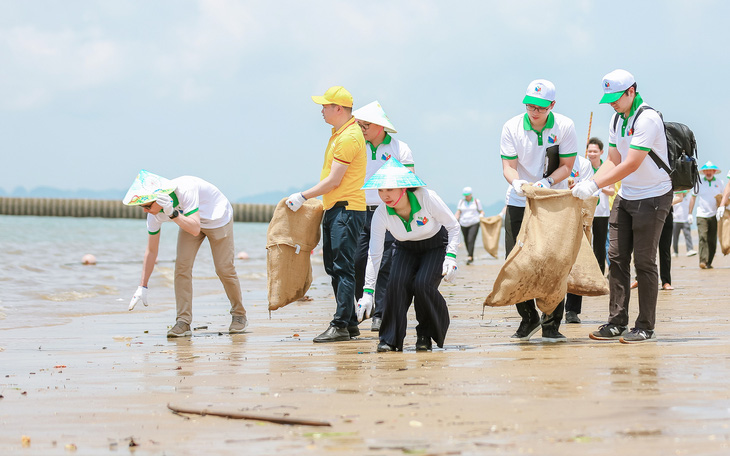 Phái đoàn châu Âu cùng gom rác trên biển Hạ Long