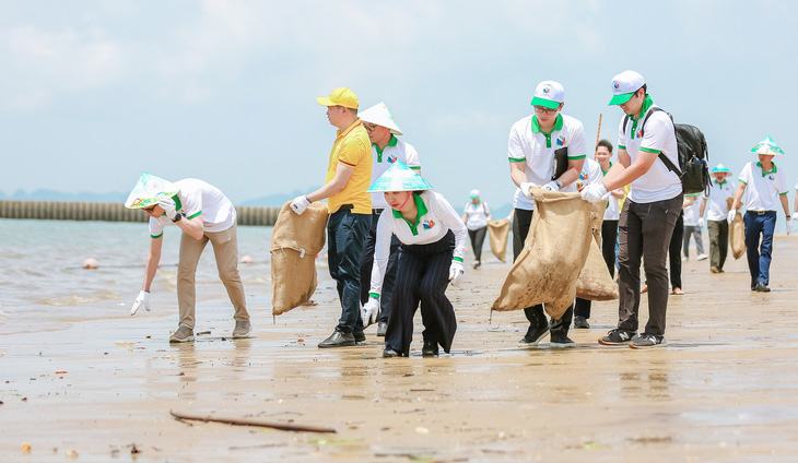 Lãnh đạo Bộ Ngoại giao Việt Nam và phái đoàn EU cùng nhau thu gom rác trên bãi biển tại Hạ Long, tỉnh Quảng Ninh nhằm hưởng ứng Ngày châu Âu - Ảnh: T.DƯƠNG