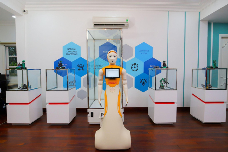 SIUBOT - robot tương tác xã hội đầu tiên tại Việt Nam sẽ đồng hành cùng sinh viên trong quá trình nghiên cứu, học tập