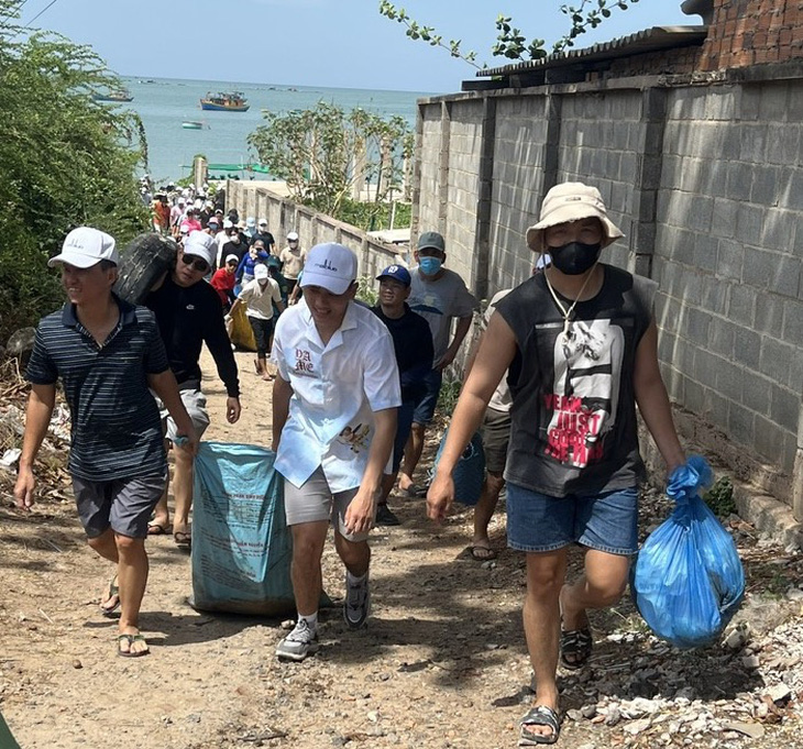 Du khách cùng người dân, cán bộ địa phương thu gom rác đại dương tại biển Mũi Né, TP Phan Thiết, Bình Thuận - Ảnh: NGÔ TIẾN NINH