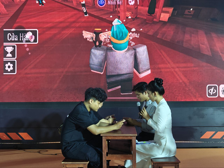 Bạn trẻ trải nghiệm các trò chơi trên nền tảng Roblox tại Ngày hội game Việt Nam - Ảnh: ĐỨC THIỆN