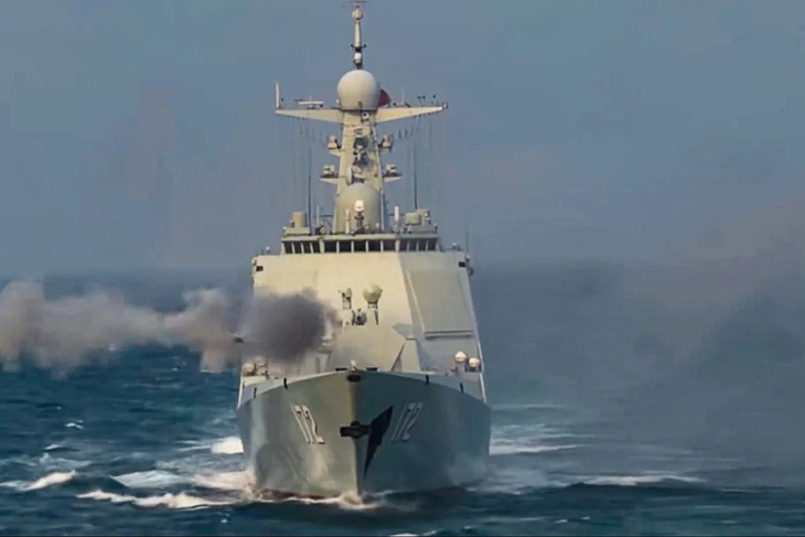 Tàu khu trục của Hải quân PLA tham gia tập trận ở Biển Đông - Ảnh: CCTV