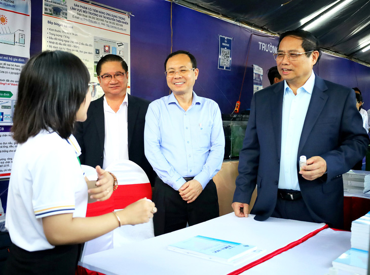 Thủ tướng Phạm Minh Chính tham quan các gian hàng khởi nghiệp, đổi mới sáng tạo tại Ngày hội khởi nghiệp quốc gia - Ảnh: TRUNG PHẠM