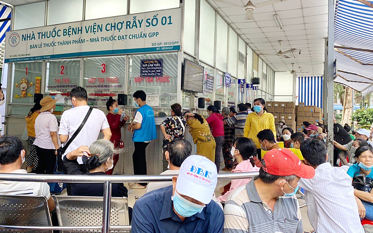 Kê toa thuốc bất hợp lý: 'Một tiền gà, ba tiền thóc'