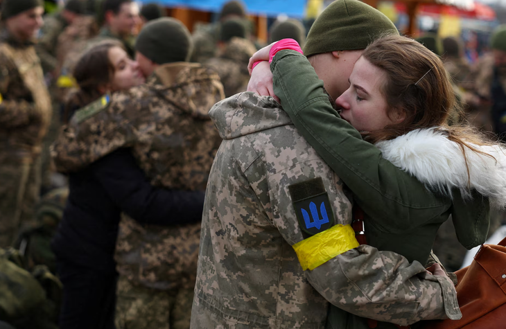 Một phụ nữ Ukraine ôm tạm biệt bạn trai trước khi anh này ra tiền tuyến vào tháng 3-2022 - Ảnh: REUTERS