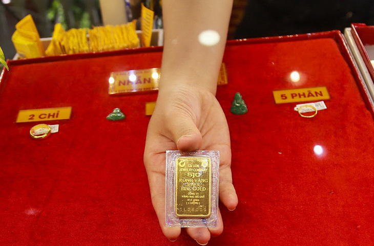 Đa số giao dịch trong ngày 11-5 tại một cửa hàng ở quận Bình Thạnh, TP.HCM là vàng nhẫn và nữ trang - Ảnh: PHƯƠNG QUYÊN