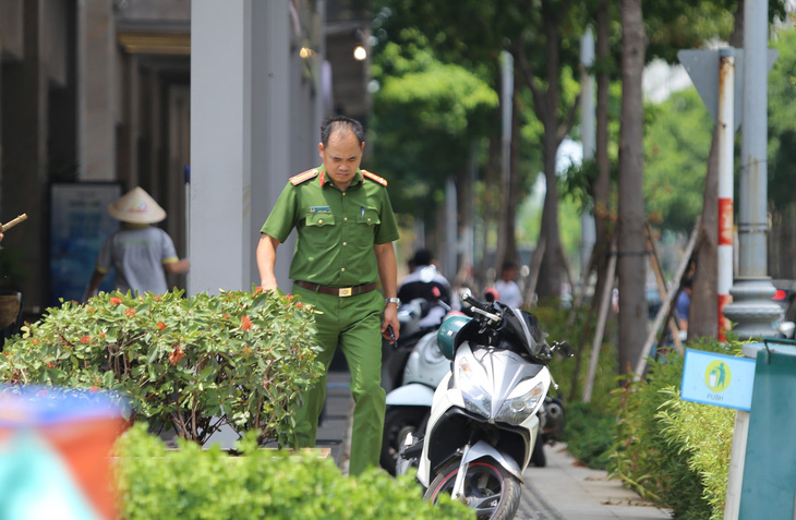 Đại tá Trần Văn Hiếu, trưởng Công an TP Thủ Đức (TP.HCM) có mặt tại hiện trường ngày 13-5 chỉ đạo điều tra - Ảnh: MINH HÒA