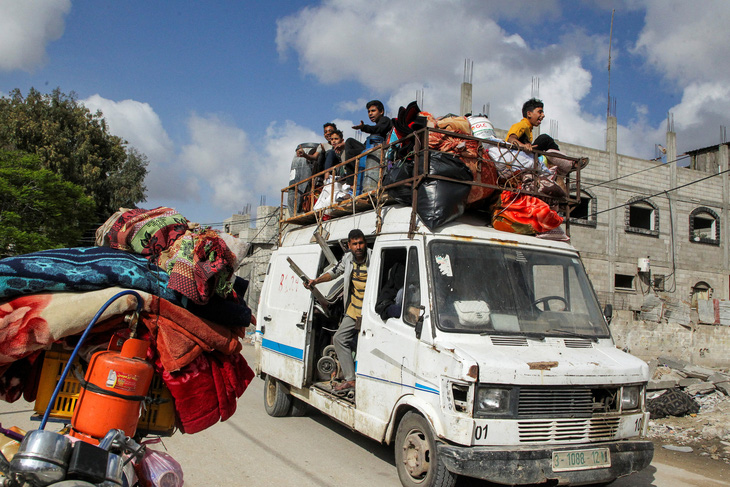 Những người Palestine tháo chạy khỏi TP Rafah trước áp lực ngày càng tăng từ cuộc tấn công của Israel ở Dải Gaza, ảnh chụp ngày 12-5 - Ảnh: REUTERS