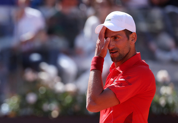 Djokovic bị loại ở Rome Masters sau sự cố bị bình nước kim loại rơi trúng đầu - Ảnh: REUTERS