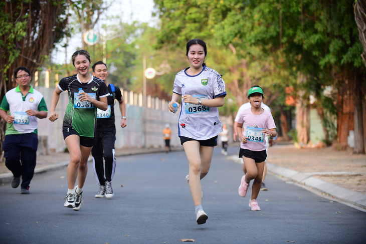 Các sinh viên nữ đến từ Lào chiếm ưu thế trên đường chạy - Ảnh: Q.Đ