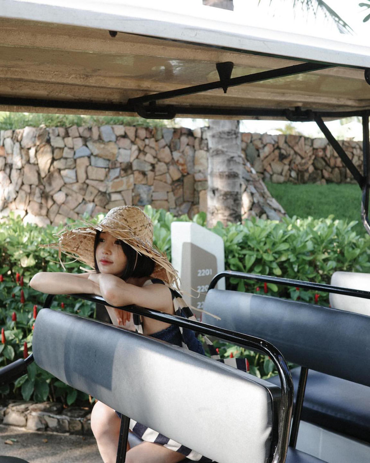 Nam Gyu Ri khoe ảnh đang nghỉ dưỡng ở một resort bên bờ biển tại Nha Trang - Ảnh: Instagram nhân vật