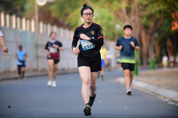 Một nữ VĐV với những bước chân cực kỳ mạnh mẽ trên đường chạy 3km - Ảnh: Q.ĐỊNH
