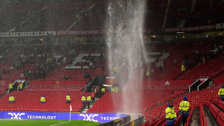 Sân Old Trafford bị dột trong trận Man United thua Arsenal - Ảnh: FNVC