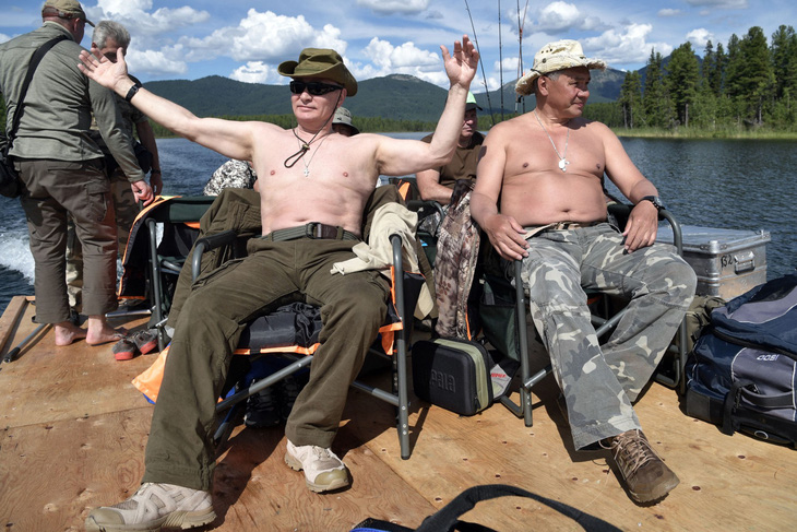 Bức ảnh nổi tiếng chụp ông Putin và ông Shoigu trong kỳ nghỉ ở Siberia năm 2017 - Ảnh: AFP