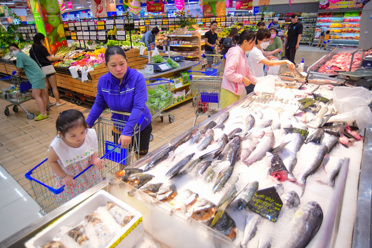 Người dân mua sắm sôi động tại trung tâm thương mại Co.opmart Thắng Lợi (quận Tân Phú, TP.HCM) ngày cuối tuần - Ảnh: QUANG ĐỊNH