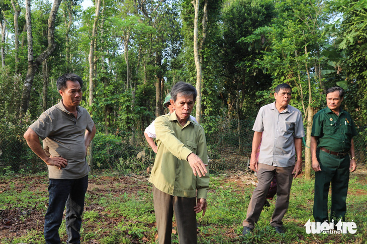 Ông Bùi Quang Hóa kể lại vị trí địa đạo bị đánh sập năm xưa - Ảnh: HOÀNG TÁO