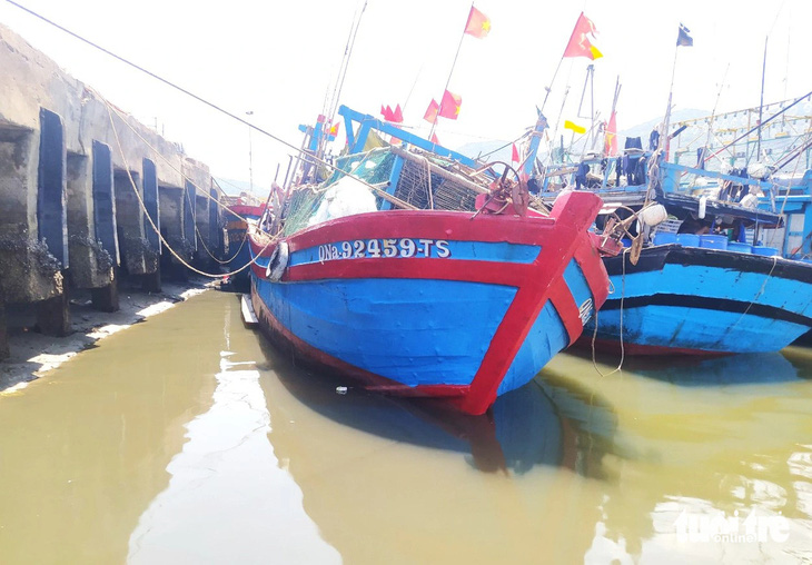 Tàu cá ngư dân neo đậu tại cảng cá Cửa Sót bị nghiêng khi thủy triều xuống - Ảnh: LÊ MINH