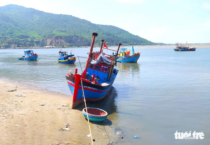 Khi thủy triều xuống, tàu cá bị mắc cạn tại khu vực cảng cá Cửa Sót - Ảnh: LÊ MINH