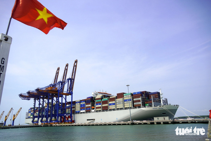 Cái Mép - Thị Vải là tài nguyên quốc gia, là vốn tự nhiên quan trọng để Bà Rịa - Vũng Tàu trở thành trung tâm kinh tế biển. Trong ảnh là một siêu tàu container cập cảng năm 2023 - Ảnh: ĐÔNG HÀ