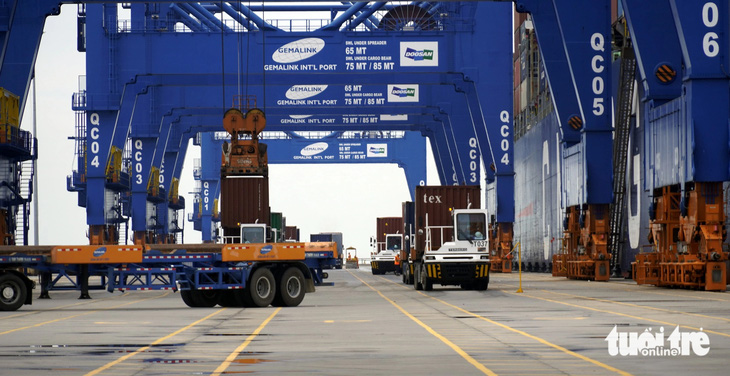 Bốc xếp container ở cảng Cái Mép - Thị Vải - Ảnh: ĐÔNG HÀ 