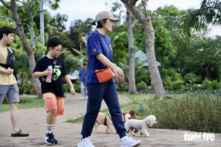 Chó thả rông chạy loạn xạ tại công viên Hồ Bán Nguyệt- Ảnh 2.