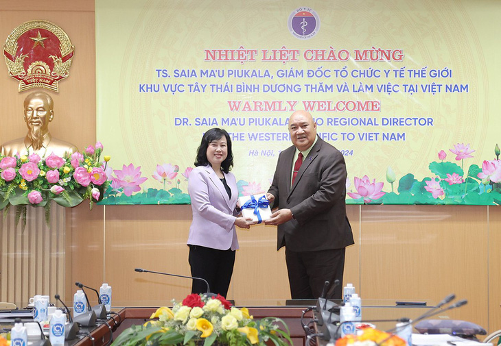 Bộ trưởng Bộ Y tế Đào Hồng Lan tặng quà ông Saia Ma'u Piukala - giám đốc Tổ chức Y tế thế giới (WHO) khu vực Tây Thái Bình Dương - nhân dịp đến thăm và làm việc tại Bộ Y tế - Ảnh: TRẦN MINH