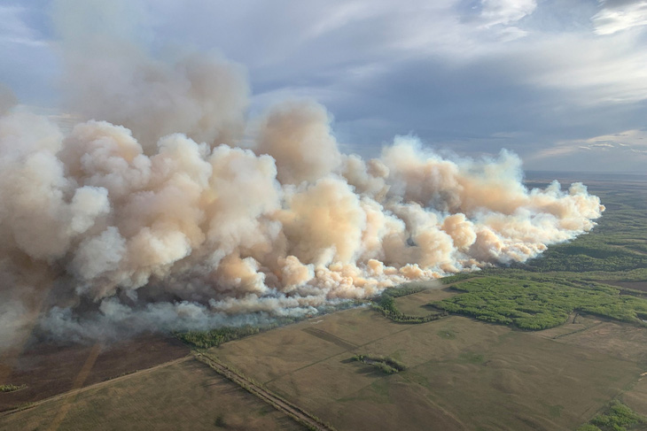 Khói bốc lên do cháy rừng ở khu rừng Grande Prairie gần TeePee Creek, tỉnh bang Alberta, Canada hôm 10-5 - Ảnh: REUTERS