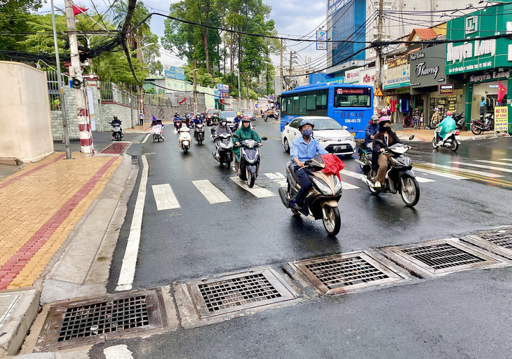 Đường Võ Văn Ngân (đoạn dốc gần chợ Thủ Đức) đã được cải tạo kỳ vọng sẽ không còn cảnh ngập nước. Ảnh chụp sau mưa ngày 7-5-2024 - Ảnh: CHÂU TUẤN