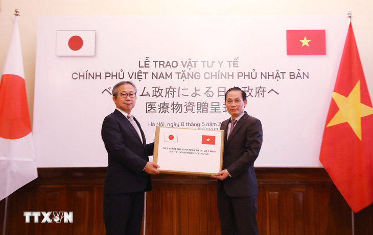 Lễ trao tượng trưng hỗ trợ vật tư y tế của Việt Nam cho Nhật Bản tháng 5-2020 - Ảnh: TTXVN